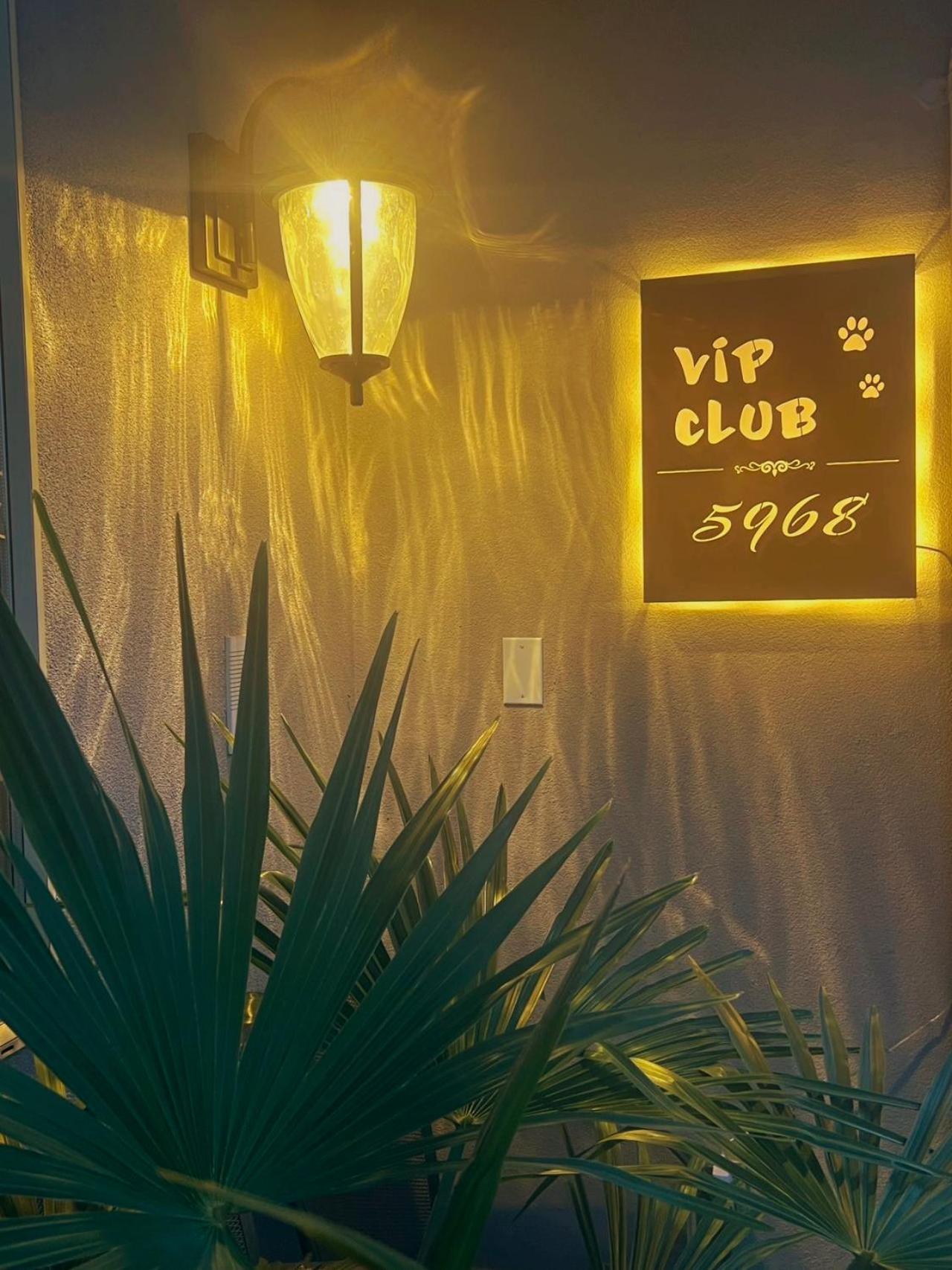 V.I.P. Club Apartment Surrey Bagian luar foto